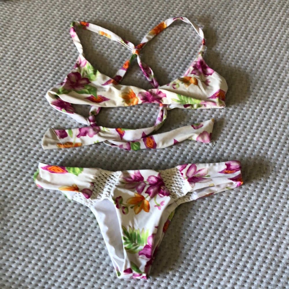 Frankies Bikinis Size XS $25 sets